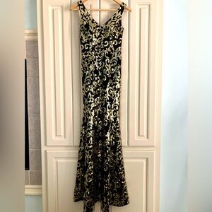 City Triangles Black Sleeveless Mermaid Gown Prom Dress Gold Sequins Size 1